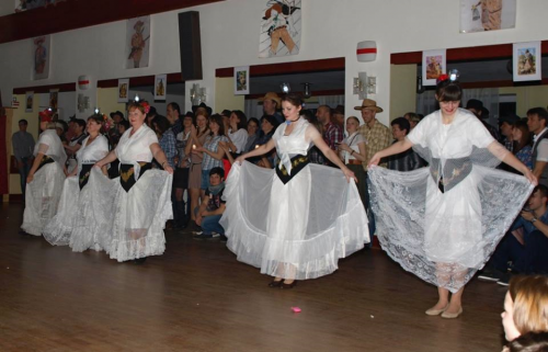Country bál - mexický svíčkový tanec místních dam